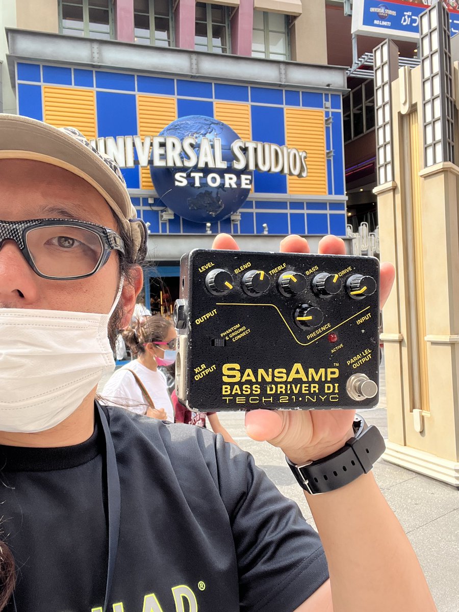 BENKMAN1985's tweet photo. USJ内にベードラを持ち込んでいるのは、おそらく世界中探しても私だけではないでしょうか。
#BASSDRIVER
#SANSAMP
#USJ https://t.co/wprCBLsKdZ
