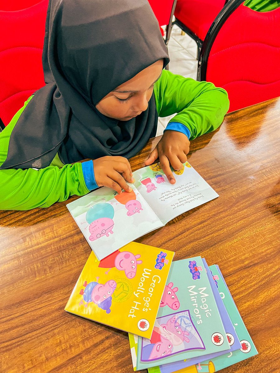 bankofmaldives's tweet photo. Shaviyani Bilehffahi School develops their School Library through our Community Fund! 📚

With the upgrade, the library now has an additional 700 books, new bookshelves as well as chairs and tables providing the students a better learning environment. https://t.co/HCP547qecV