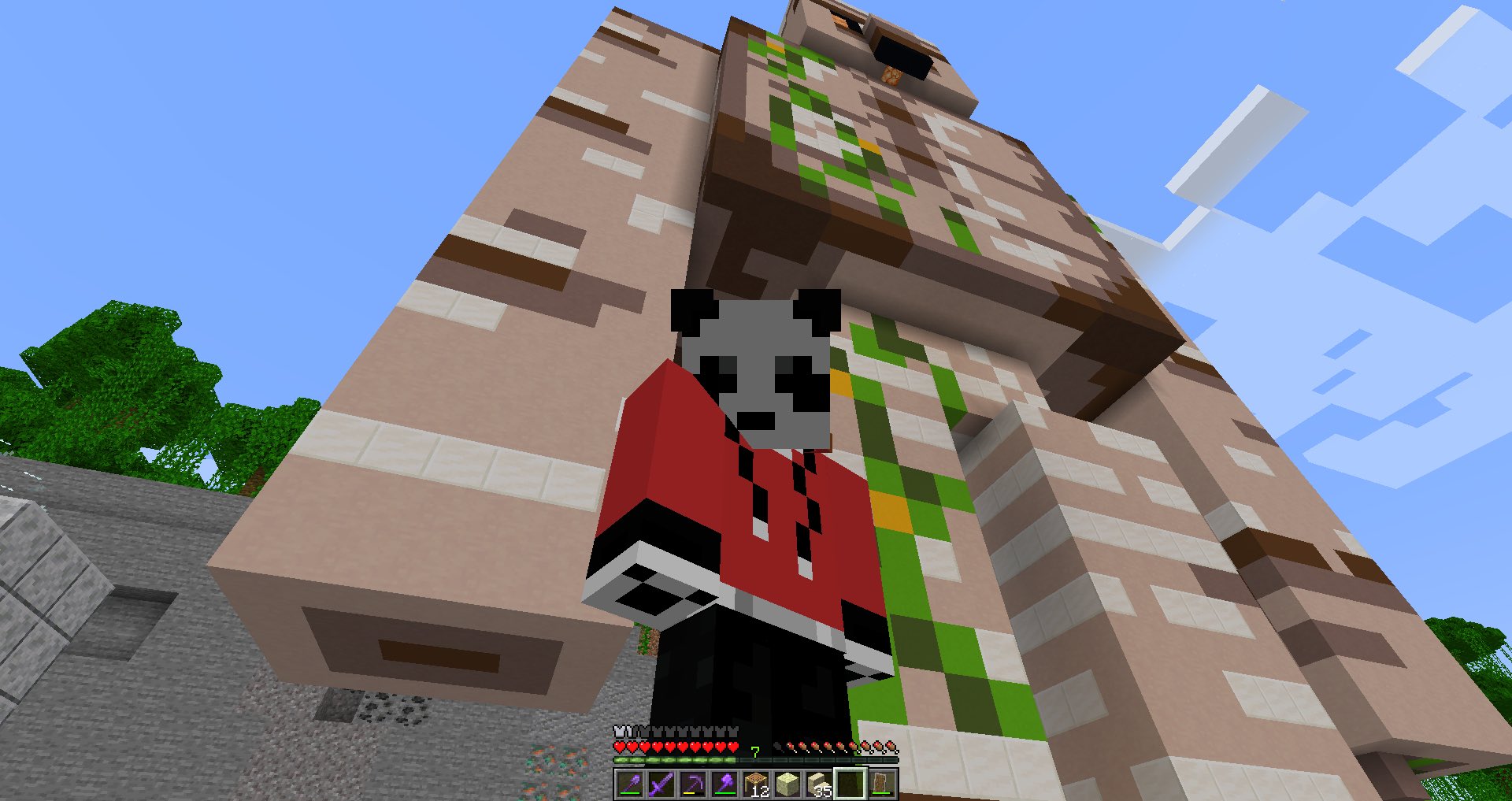 おかちゃん 巨大アイアンゴーレムできた 建築技術がポンコツすぎて10時間以上かかってますw 中はアイアンゴーレムトラップになってます 大変だったけど完成したの見たら 達成感すご ちなみに同じくらいの高さから見ると顔デカいw