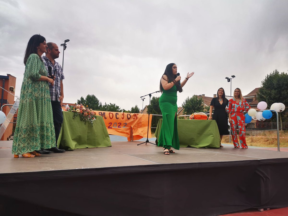 IESSEVILLANUEVA's tweet photo. El pasado viernes celebramos la graduación de 2⁰ de Bachillerato 🎓. Orgullosos de nuestros alumnos en un evento a la altura de lo relevante del momento. Mucha suerte en esta nueva etapa que comenzáis. 🤞 https://t.co/DqMmhnxy3b