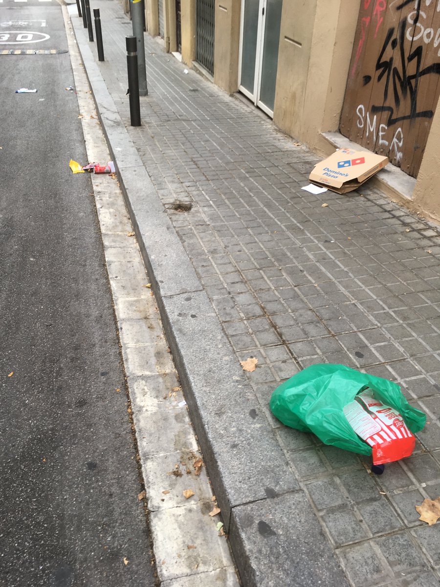 ramonmunne's tweet photo. Un matí qualsevol en un carrer de Sants: brut, pudent i insalubre
Barcelona mereix un bon batlle 
#ProuColau 
Cal un nou #DoctorRobert https://t.co/JUcKn7ekid