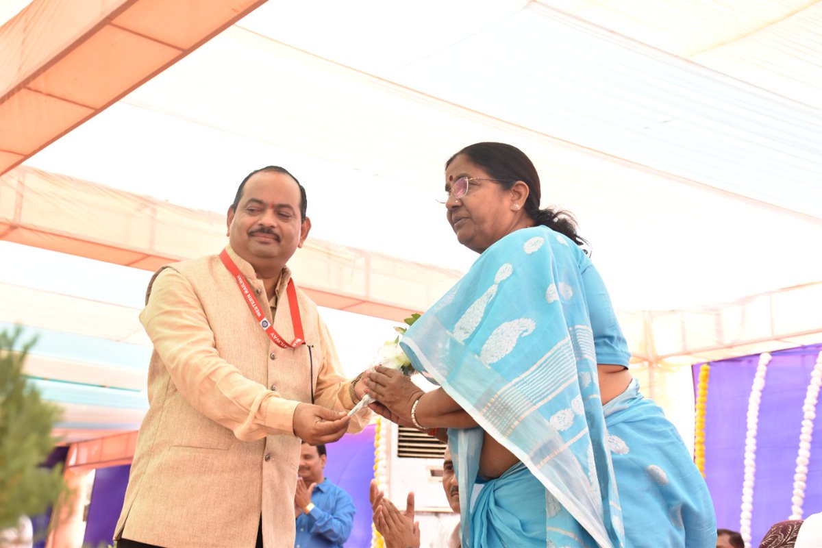 Ramilaben_Bara's tweet photo. સાબરકાંઠા જિલ્લાના નાગરિકો માટે અત્યંત શુભ સમાચાર છે કે તેઓ જે લાંબાગાળા થી ખેડબ્રહ્મા-હિંમતનગર બ્રોડગેજ રેલવેની ચાતક નજરે રાહ જોઈ રહ્યા હતા તે રેલવેની કામગીરી નો શિલાન્યાસ  રૂ. ૪૮૩ કરોડ ના ખર્ચે વડાપ્રધાન માન. શ્રી @narendramodi
જી ના કરકમલો થી ગઈકાલે સંપન્ન થયો... https://t.co/KzqLx7EVWB