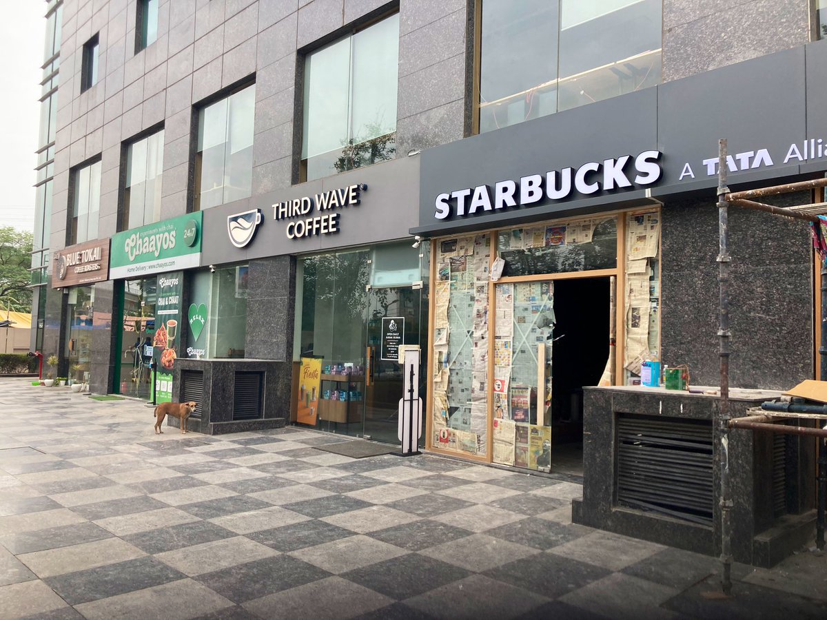 indiabishoku's tweet photo. さて、インドのカフェ事情。
SikanderpurのPlatina Building
(we workが入ってるビル)
前からBlue Tokaiが入ってました(写真奥)が、
Third Wave Coffeeオープンに続き、Starbucksも開店準備しており、いきなりカフェ渋滞地域に！
便利だけども。

#昔はMahenderの販売店だった所
#Caayos応援隊 https://t.co/hgig2Z4mXk