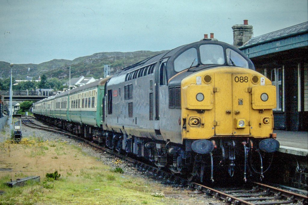 miles_chains's tweet photo. Split box 37088 โClydesdaleโ in its all over grey civils livery at Kyle of Lochalsh. Seen awaiting to push back the Hebridean set prior to running round the set before the return trip to Inverness. #Class37 #Tractor #SplitBox #KyleOfLochalsh #Trainspotting https://t.co/L6DOfe6bPD