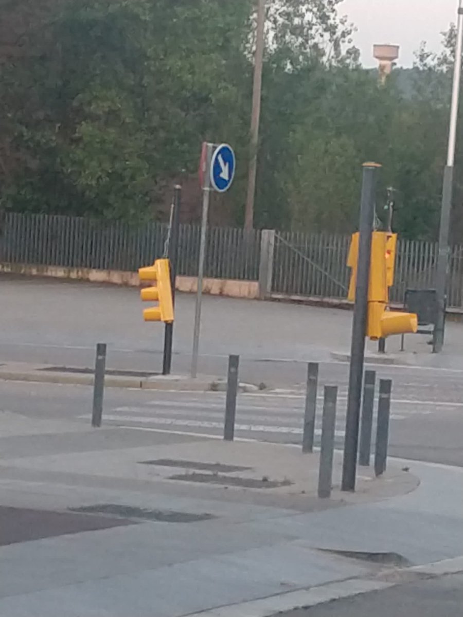 jgotanegra's tweet photo. @Aj_Sabadell A can gambus estem farts de botelllons, carreres i destrosses. La policia ens penja el telèfon. Volem una solució i una reunio amb responsables del ajuntament, ja! @jrpadilla0608 , @socmartafarres , @eliasoriancosta , @lluna_nana , @moyano83 , @fbarog39 https://t.co/K1qPry1PZv