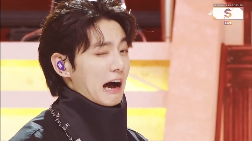 tanniekosmossss's tweet photo. TAEKOOK ENDING FAIRIES ON SBS INKIGAYO. THEY BOTH DID THIS ENDEARING REACTION. LOOK AT THEM. https://t.co/ZN6mZf2jDh