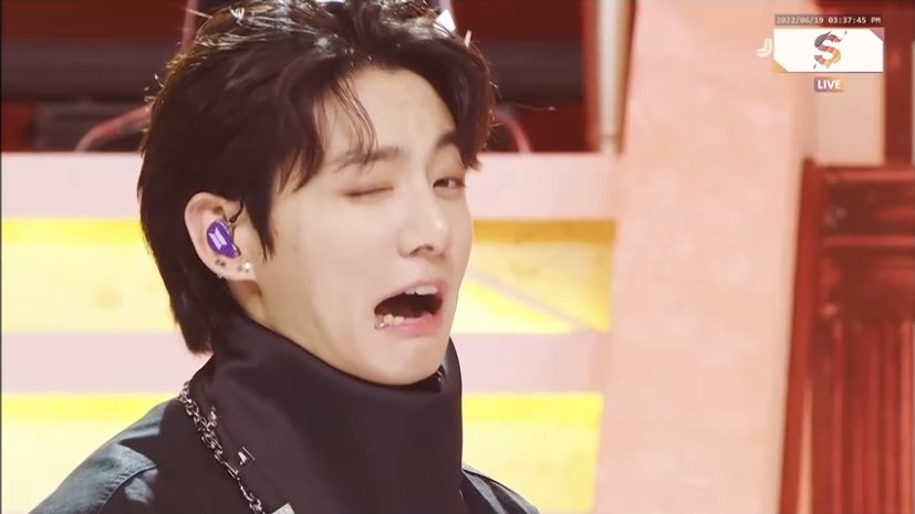 tanniekosmossss's tweet photo. TAEKOOK ENDING FAIRIES ON SBS INKIGAYO. THEY BOTH DID THIS ENDEARING REACTION. LOOK AT THEM. https://t.co/ZN6mZf2jDh