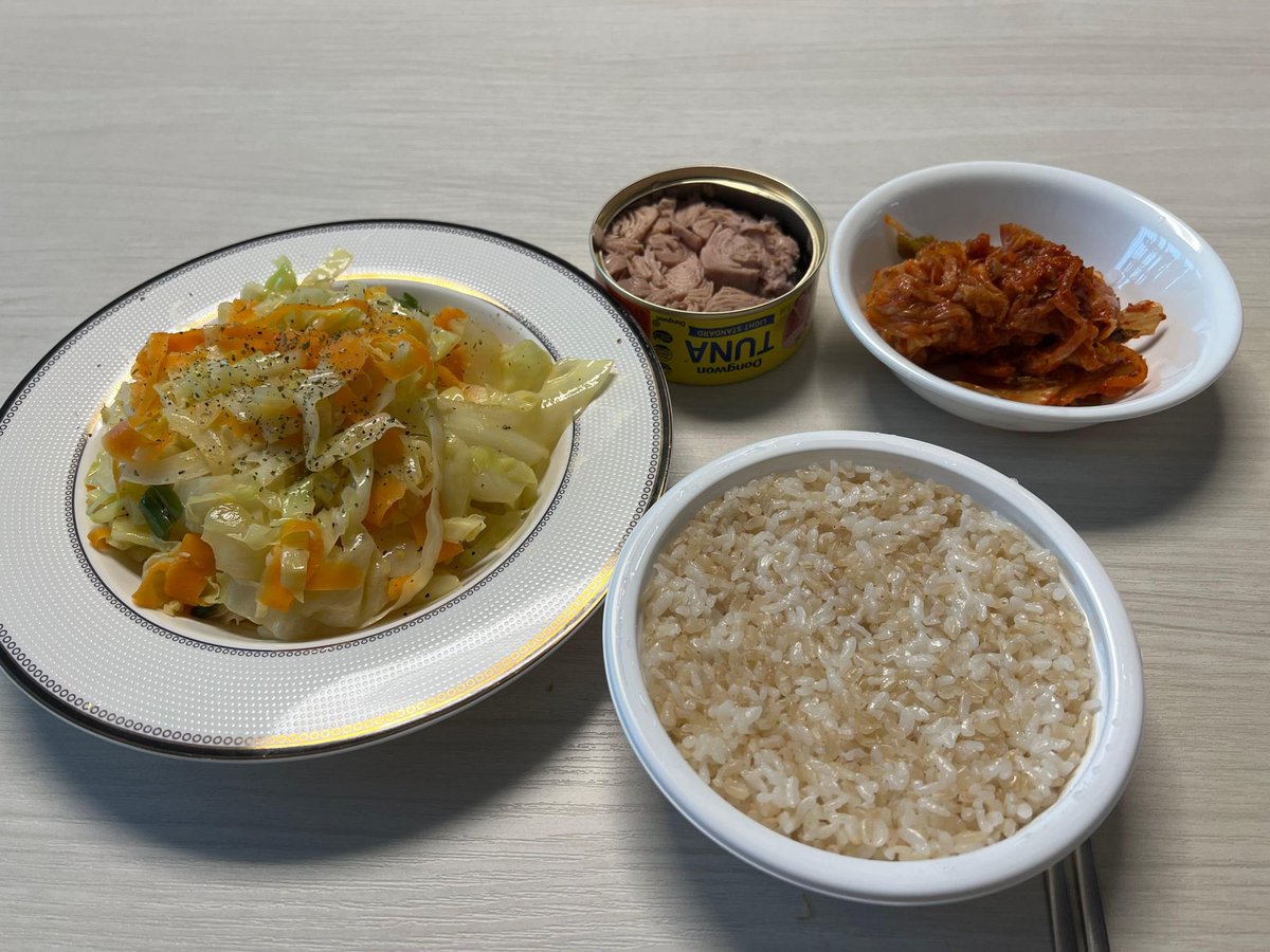 DOKYYEOMLEE's tweet photo. Cabbage dish for lunch today since I’m trying to eat vegetables at least once a day. Not only that, I also added some tuna and kimchi as the side dish since each flavor complements one another and become the perfect meal. Don’t forget to eat your veggies, Carats! https://t.co/wOiDGQCbLY