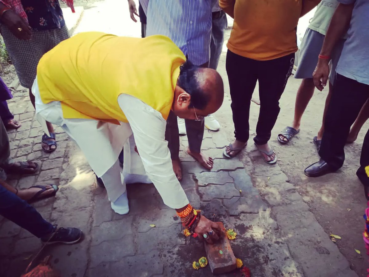 SurendraMaithan's tweet photo. #सर्वोदय_नगर स्थित सुदर्शन पार्क का #सुंदरीकरण कार्य का #शिलान्यास-
#mlasurendramaithani #BJP #workwithlove #buildnation https://t.co/1UTJqkkS5B