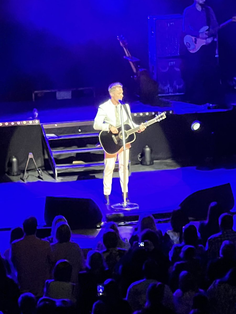 AmandaLReid's tweet photo. Thank you @ronanofficial for an amazing evening, singing and dancing with my amazingly brave and strong Sister, giving her a few hours to forget the battle she is currently fighting (and winning).  Life is a roller coaster and we just have to ride it 🎶 🥰#MakingMemories https://t.co/1NXhrZ1LTR