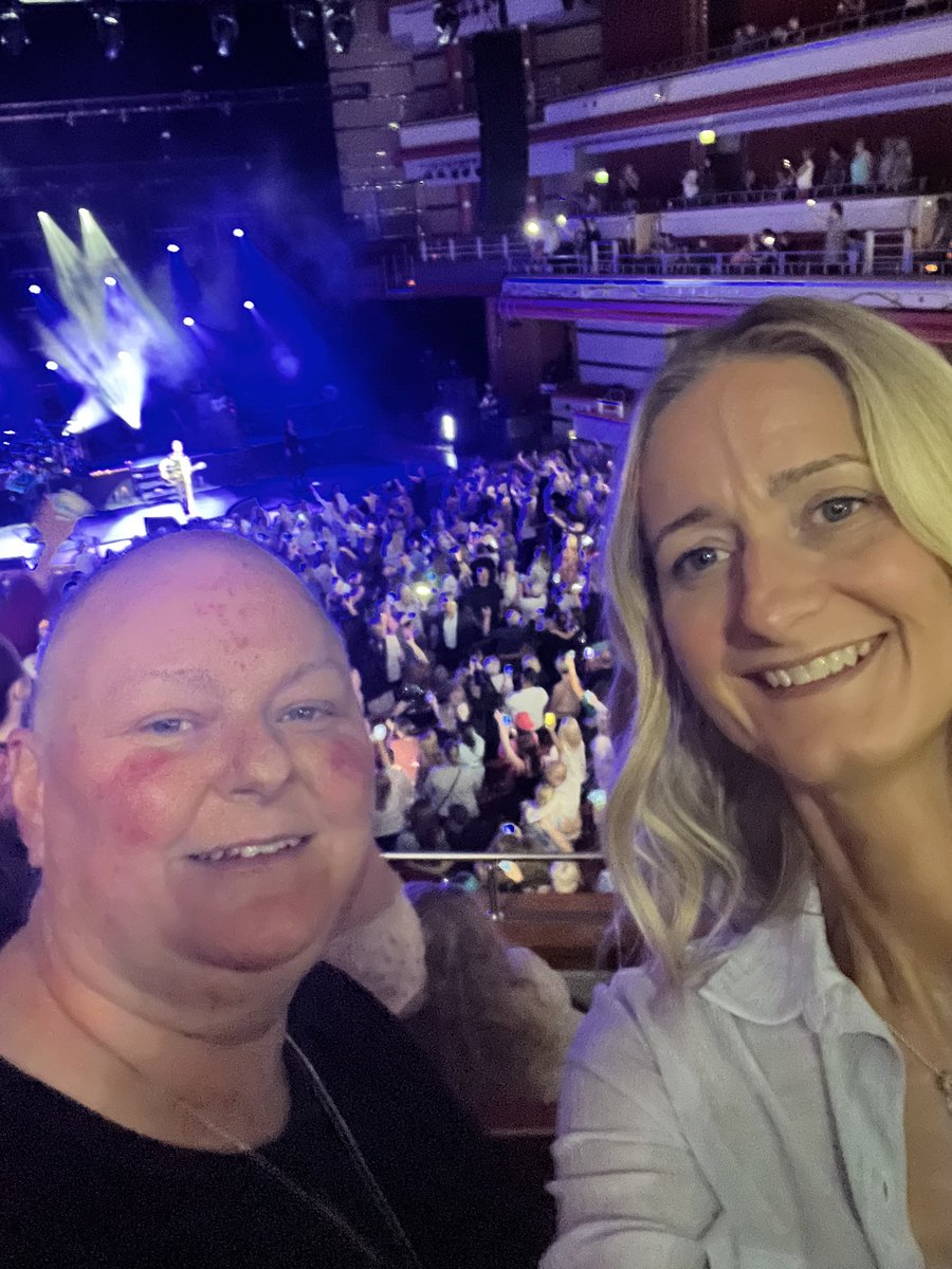 AmandaLReid's tweet photo. Thank you @ronanofficial for an amazing evening, singing and dancing with my amazingly brave and strong Sister, giving her a few hours to forget the battle she is currently fighting (and winning).  Life is a roller coaster and we just have to ride it 🎶 🥰#MakingMemories https://t.co/1NXhrZ1LTR