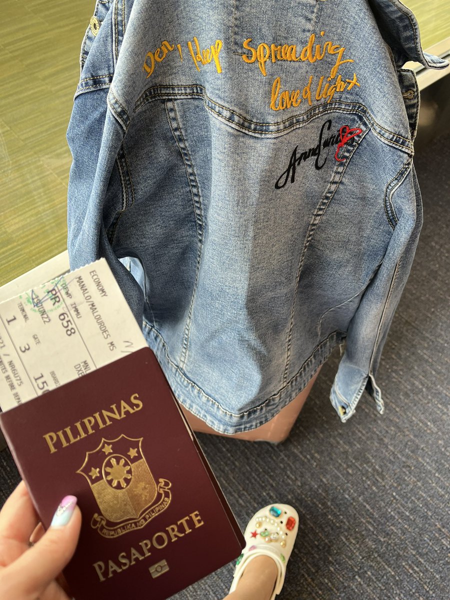 mLaMqUiN1610's tweet photo. Ambilis ng 50days, wala man chance na makapagpapicture sayo nung concert atleast nakauwi ako at nakapanood ng Live. 🥰 Ang tanging baon ko pag uuwi ako ay ang jacket na toh, mahal na mahal kita my ate @annecurtissmith, ‘til my next vacation. 🥹😔❤️🇵🇭🇦🇪 #bakasyon2022 #ofwagain https://t.co/qckRfQLTMS