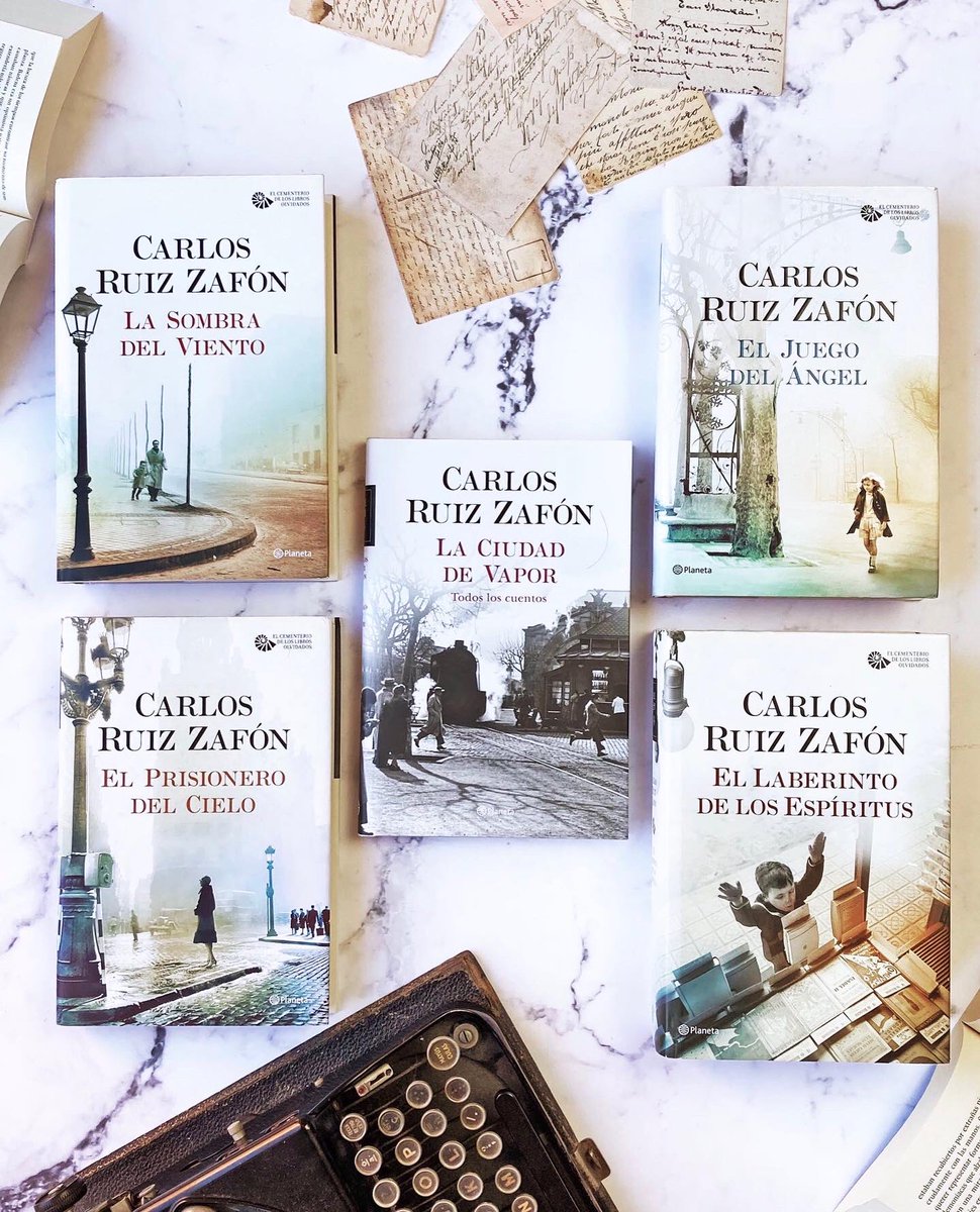 “Existimos mientras alguien nos recuerda”. -Carlos Ruiz Zafón. #TalDíaComoHoy despedíamos, hace dos años, a uno de los escritores contemporáneos más leídos en todo el mundo, Carlos Ruiz Zafón. Un autor al que siempre podremos regresar a través de su maravilloso legado literario📚