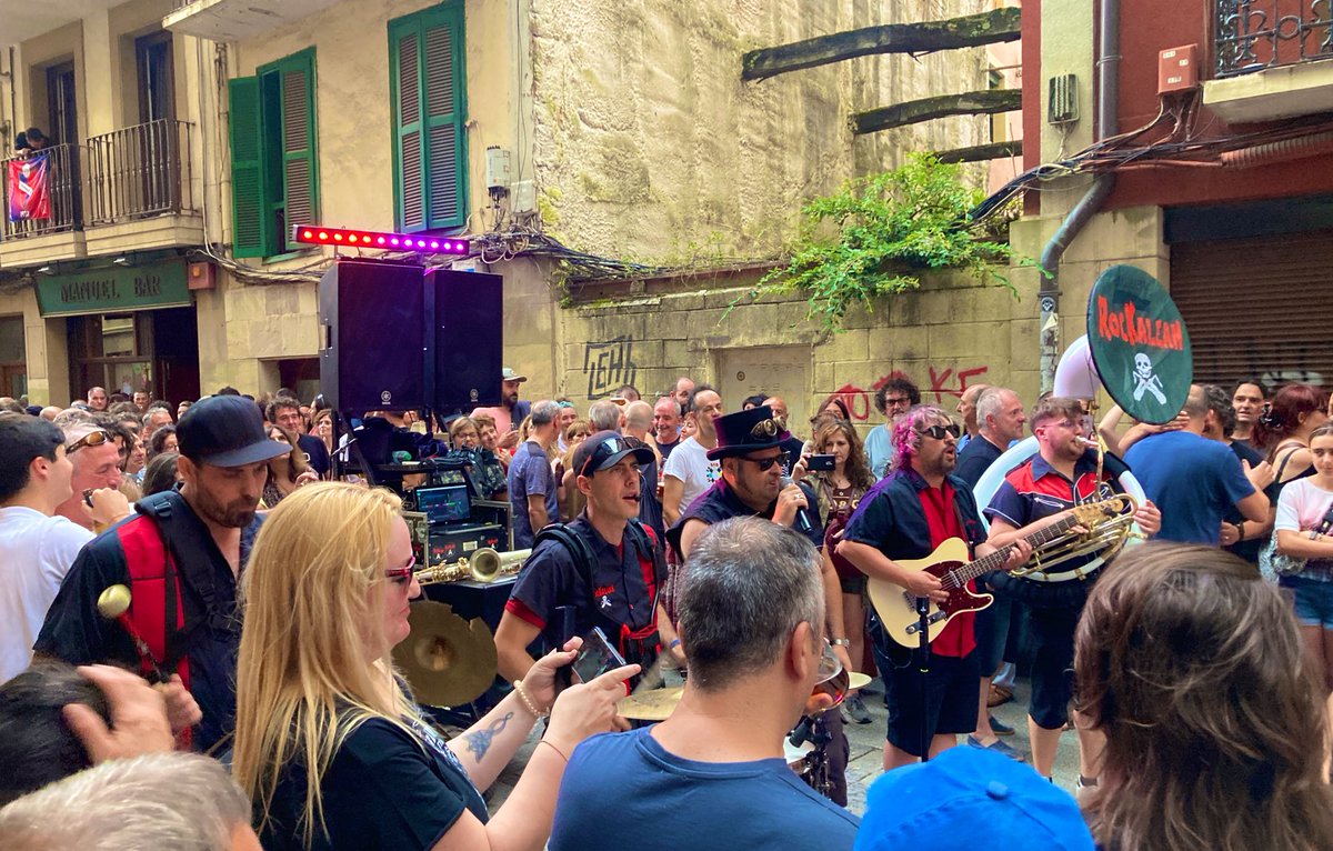 kollarion's tweet photo. Asteburu motza, baina gogotatzeako. Fin de semana corto pero para recordad, fin de curso de las txikis, baile, música 🎶 y sobretodo amigxs y tambores en recuerdo de un grande #JaviArea ( y sin querer doblete con #Trapuzaharra #Antiguo #Errenteria https://t.co/qbkZQSQcli
