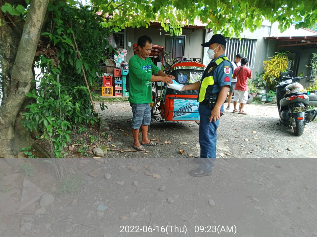 MpsSablan's tweet photo. Distribution of Facemask at Palali, Poblacion, Sablan, Benguet and continuous reminder on the adherence of health protocols. https://t.co/uPTmkTlT3O