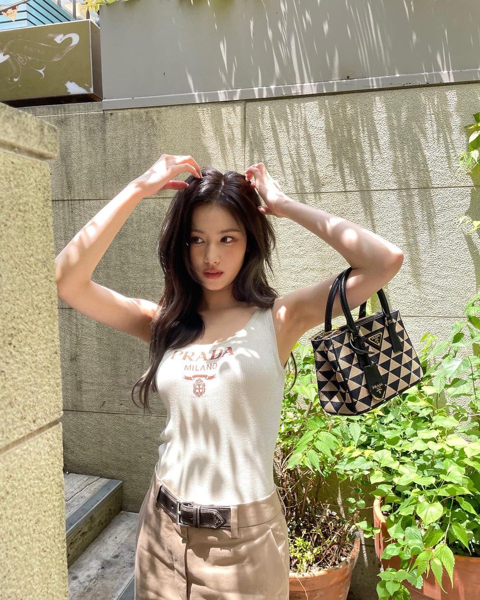 sanapics's tweet photo. MINATOZAKI SANA ARE YOU KIDDING ME https://t.co/QyxooM5PyV