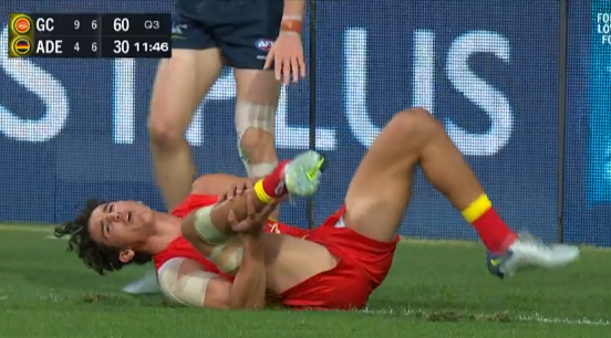 LaurenceBradley's tweet photo. How good is it when they let players dive across peoples legs to smother but not to win the ball...

How about we just ban both actions.

#aflsunscrows https://t.co/0dBBbIIkAa