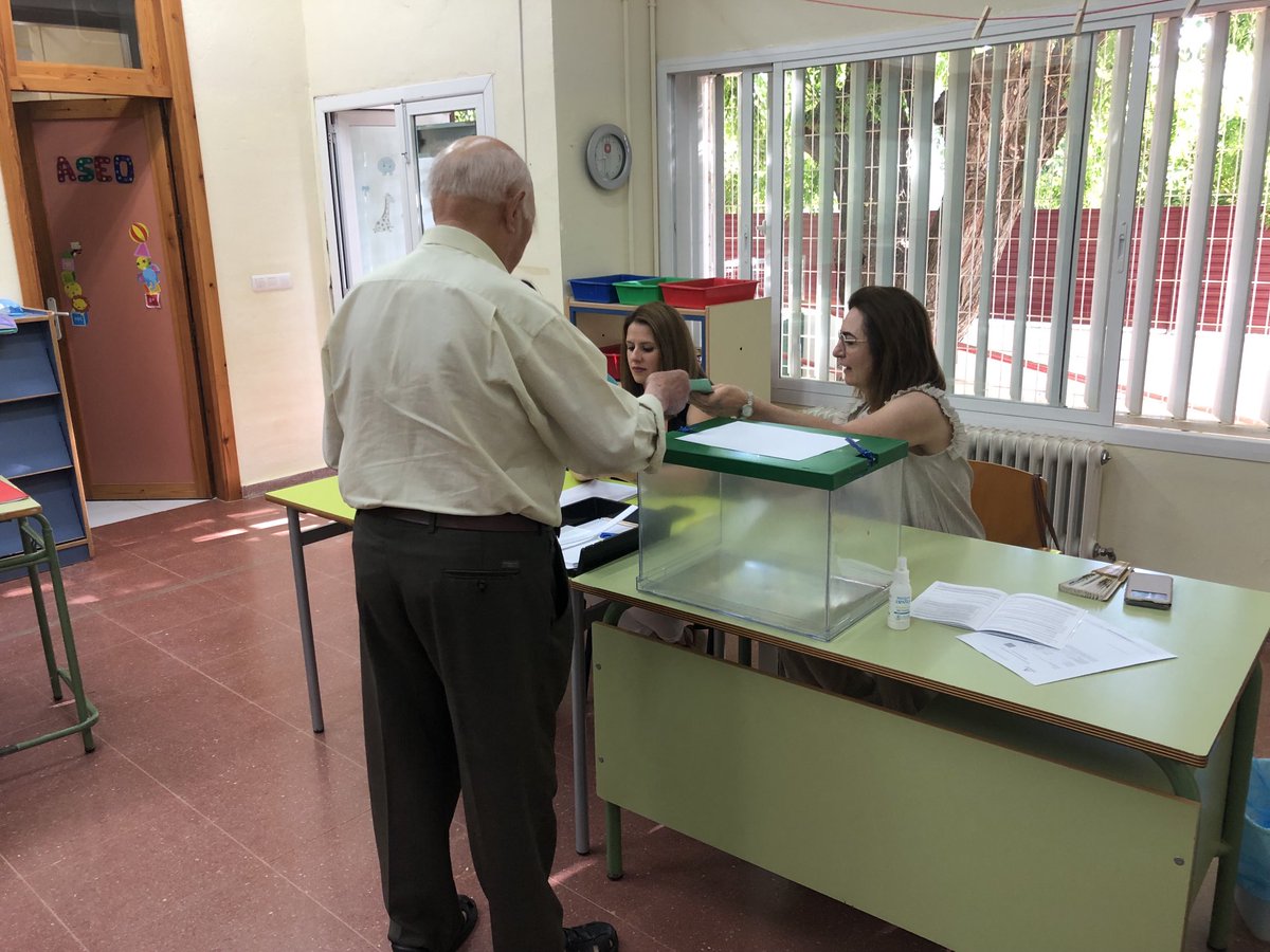 Mi padre, 93 años y cumpliendo como buen demócrata. El primero por cierto. ⁦<a href="/psoedeandalucia/">PSOE de Andalucía</a>⁩ ⁦<a href="/_JuanEspadas/">Juan Espadas Cejas</a>⁩