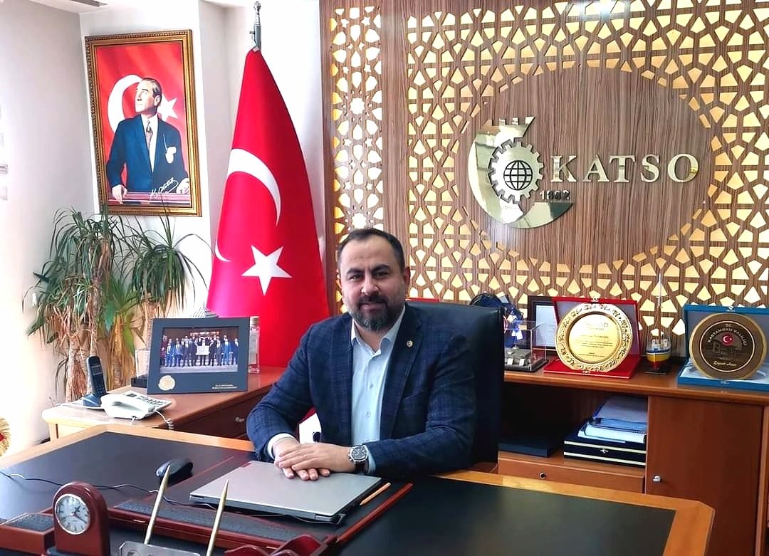 Yaşam boyu varlıkları ile bize güç veren, şefkat ve sevgisini bizden esirgemeyen, bizlere hayatın anlamını, zorluklarla başa çıkmayı ve güzellikleri paylaşmayı öğreten, ailenin koruyucusu ve kollayıcısı olan tüm babaların "Babalar Günü'nü" kutluyorum.