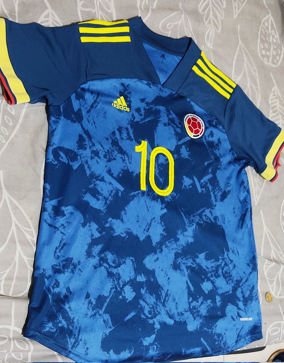 petercamachoc's tweet photo. 💙💛¿Ya tiene listo el atuendo para mañana? Familia #Rodolfista en toda Colombia no olviden ponerse la camiseta para el partido que nos jugamos mañana,agradezco infinitamente a @adidasCO por este regalo tan hermoso que voy a enmarcar y atesorar toda la vida.💛💙❤️ 🇨🇴 https://t.co/AS5X0bxNwO