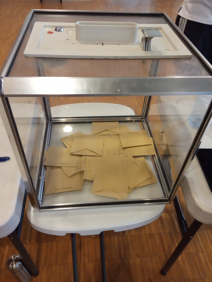 lcomparat's tweet photo. Des centaines de personnes mobilisées pour permettre le bon déroulement du scrutin #legislatives2022 
En pleine #canicule c'est un sacerdoce 🥵
Soyez sympas : viendez voter ! 🙏 https://t.co/i4P32oEd8c