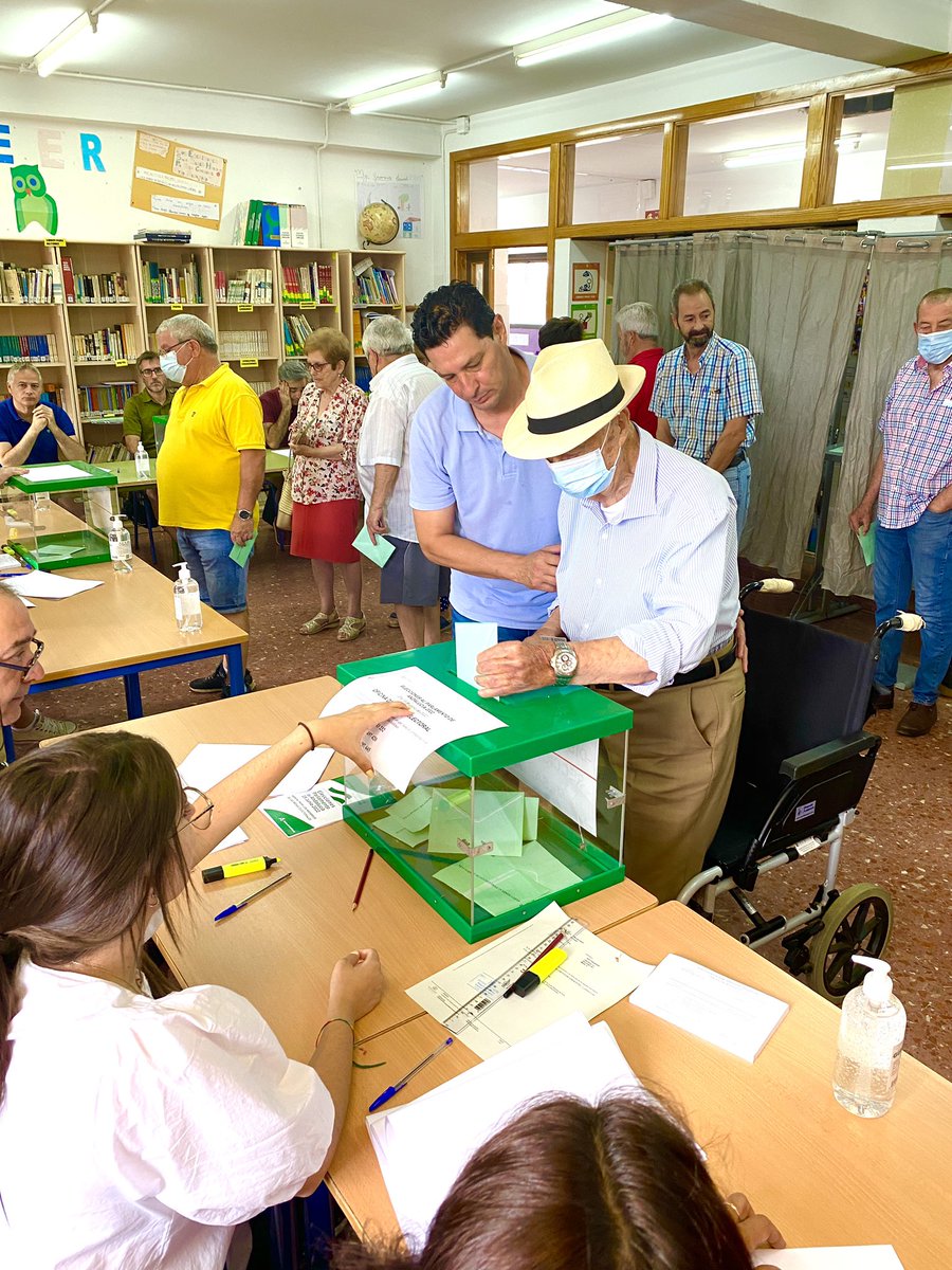 Tiene 96 años y medio. No se pierde una votación. Él dice dos cosas: 1ª) que el dictador no le dejó votar durante 40 años y 2ª que si votamos, ganamos. Es mi padre.