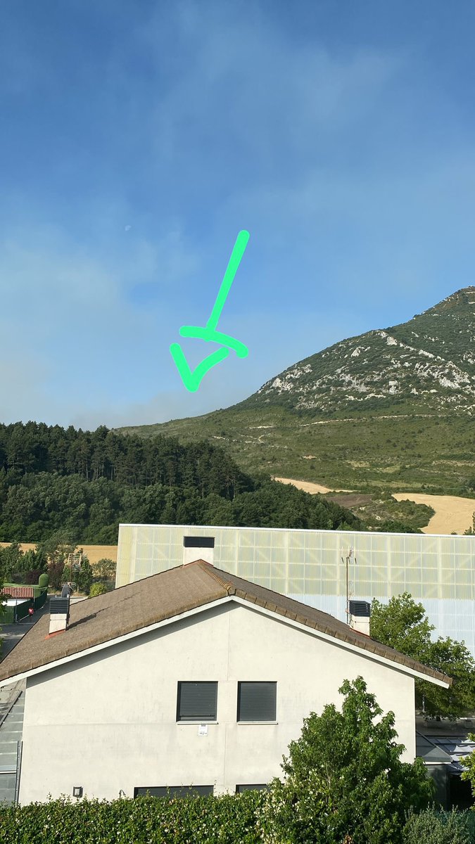 Meteonavarra_'s tweet photo. #Actualización⚠️🔥 desde Monreal. Empieza a verse llegar el humo hacia la zona de la Higa. #IfLeoz #IfOlleta #IfUjué activos en la sierra de Valdorba, Izco y Ujué. https://t.co/n6e3nlVU3C