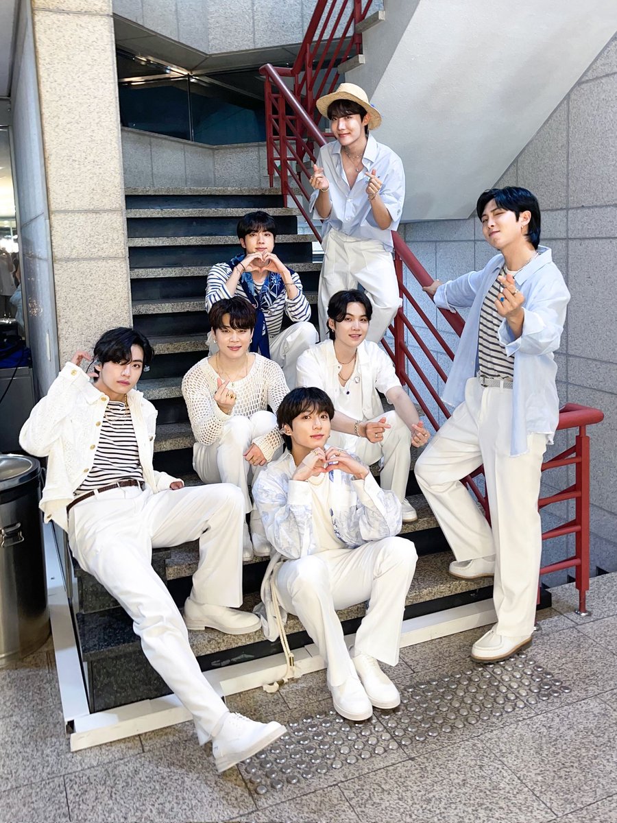 goblin_min's tweet photo. Bunch of angels vs Bunch of grim reapers proposing to you...
#YetToCome4thWin 
#Namjoon 
#inkigayo https://t.co/MfGaNorgQR