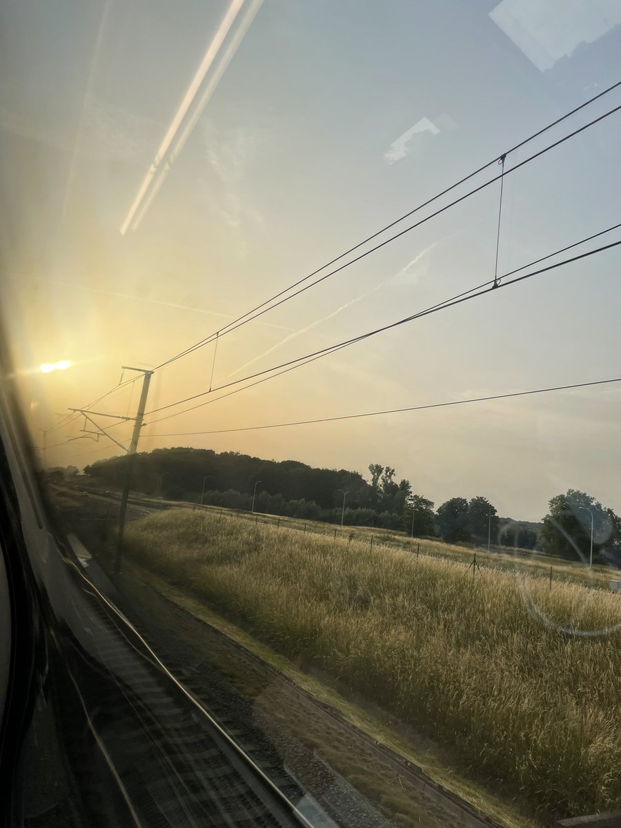 EvRedecker's tweet photo. That bewildered look of the Belgian train conductor, who patiently listened to all the problems accumulated in our 5h delay underway to Brussels — broken down trains, blocked stations, no busses — and then said: “I’m hearing that a lot about the German rail company:  
(1/2) https://t.co/IyGs0rPiJS