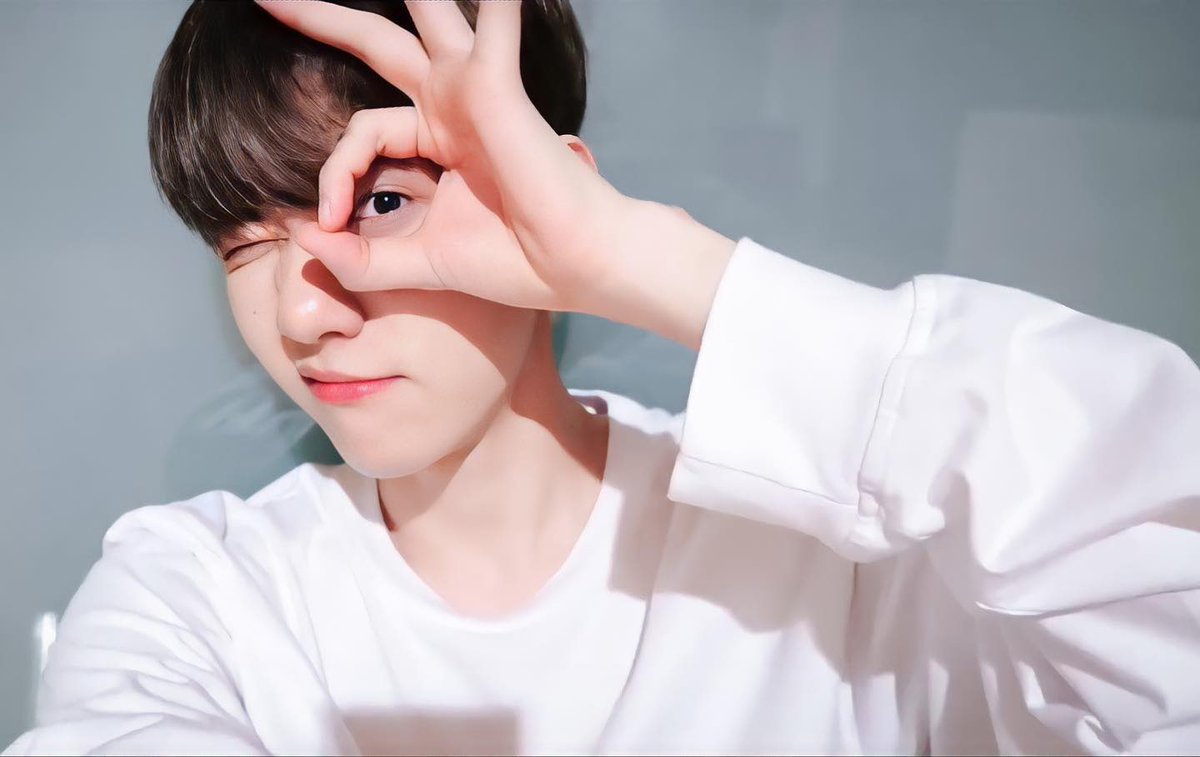 bhxgrlworld's tweet image. Other people : "Kenapa sih Baekhyun jarang banget jidatan?"