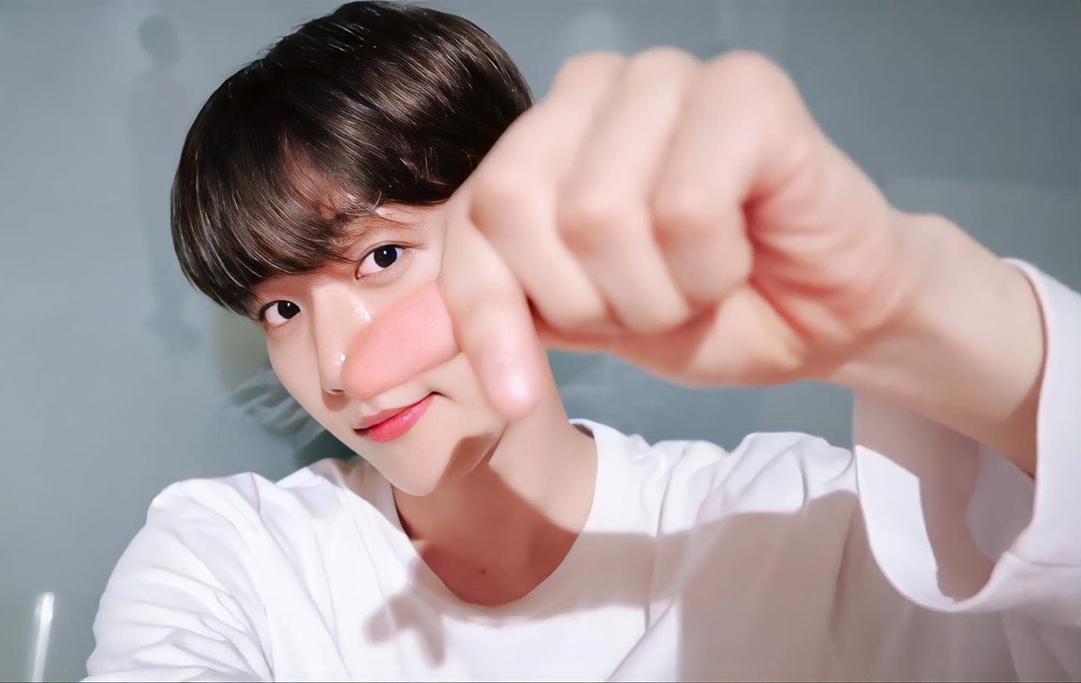 bhxgrlworld's tweet image. Other people : "Kenapa sih Baekhyun jarang banget jidatan?"