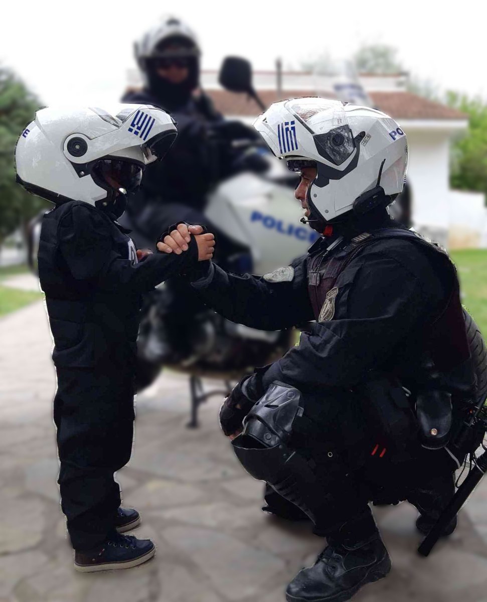 hellenicpolice's tweet image. ❤️"Πιστεύω ότι αυτό που γινόμαστε εξαρτάται από το τι μας διδάσκουν οι πατεράδες μας σε παράξενες στιγμές, όταν δεν προσπαθούν να μας διδάξουν. Διαμορφωνόμαστε μέσα από μικρά απομεινάρια σοφίας"
▪Από το βιβλίο «Το εκκρεμές του Φουκώ» του Umberto Eco
#FathersDay2022 #FathersDay