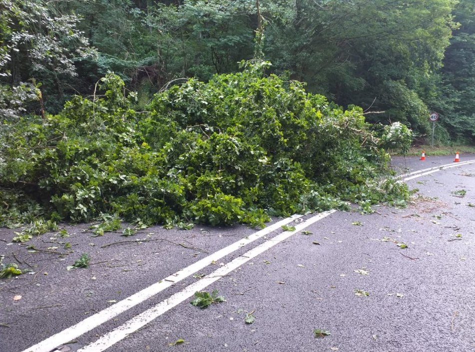 HighwaysSWEST's tweet photo. REMINDER - The #A40 in #Gloucestershire remains closed in both directions between the #A4136 and the #B4222 near #Huntley due to a fallen tree. Tree surgeons are in attendance working to clear the scene. Thank you for your patience. https://t.co/IR6HySxNZX