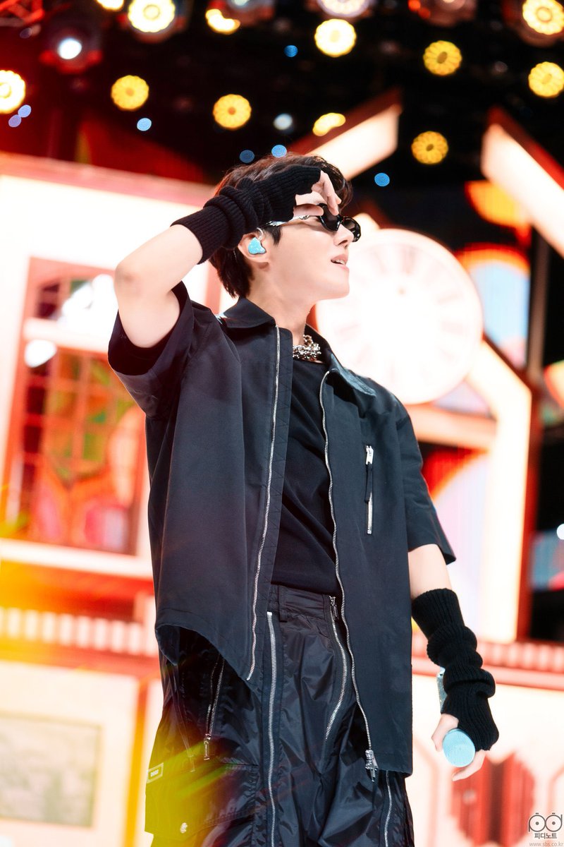 BangtanBoysTur's tweet photo. [📸]

SBS Inkigayo - For Youth + Yet To Come | Jung Hoseok 

https://t.co/cJCEf2rtnl…
#BTS  #방탄소년단  @BTS_twt https://t.co/JJ5AWjewYm