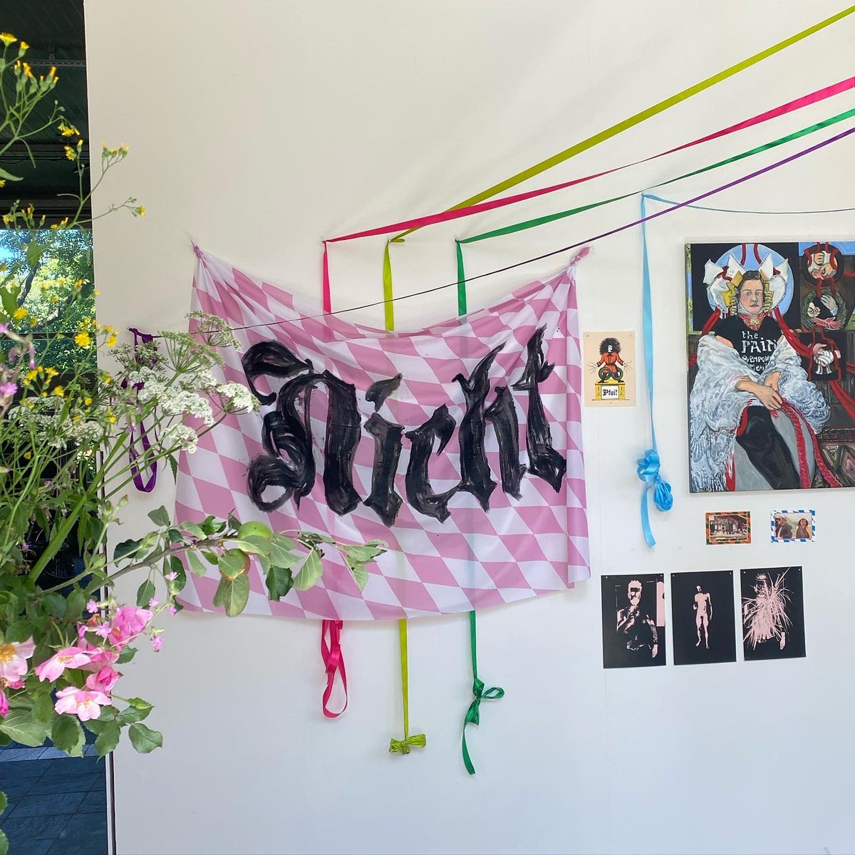 AukeTriesschijn's tweet photo. ROCK ME OUROBOROS 
Finissage on June 12

This was #fun 

#exhibition #exhibitionst #art #collage #maibaum #fun
With bestie @IngeAanstoot ❤️👀 https://t.co/qOxB7He6Qz