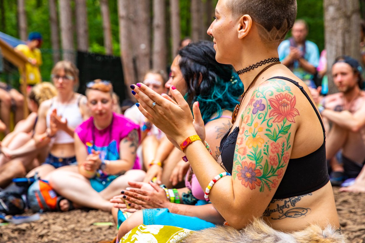 Electric_Forest's tweet image. All who identify as women are welcome to join the Her Forest Women's Circle on Friday, and all beings are invited to the Humanity Circle on Saturday. 💚 #PlugInToEF

Let's harness the powerful healing potential that dwells in our human connection: ElectricForestFestival.com/participate/pl…