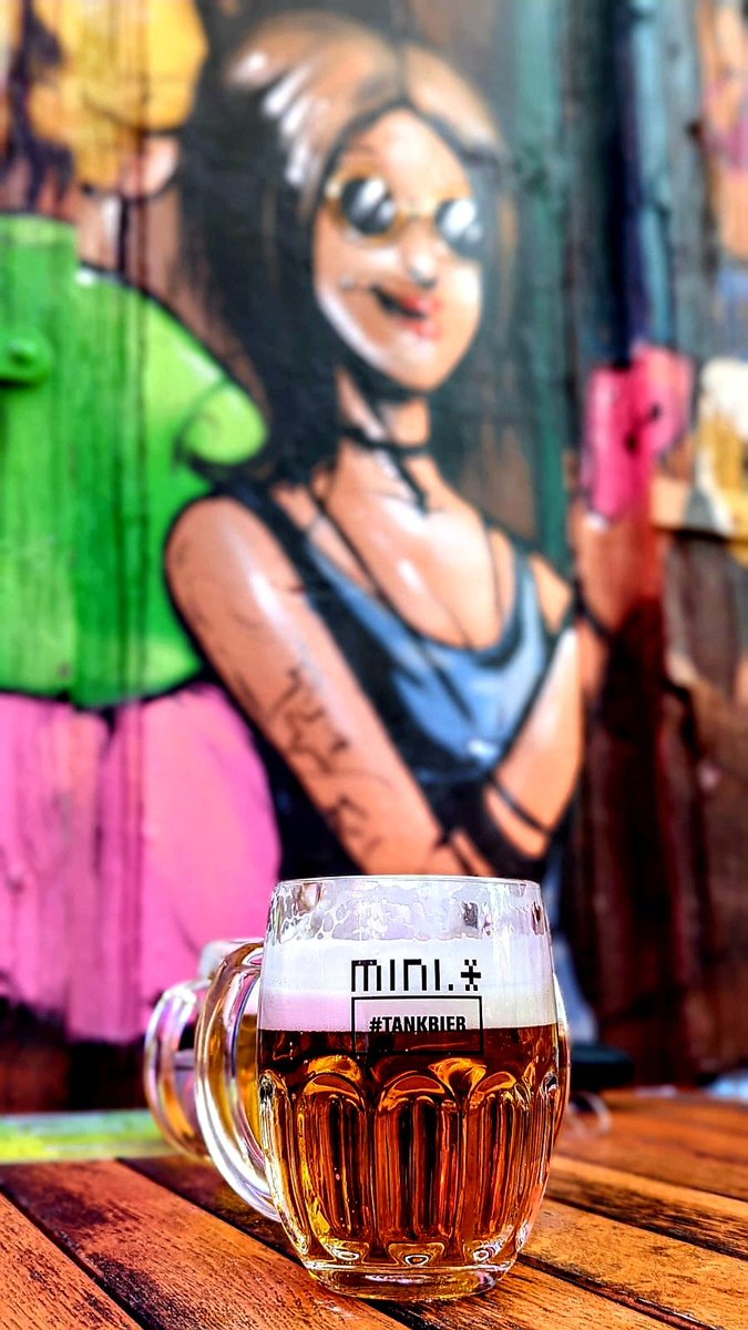 flumpselig's tweet photo. ... gibt nur ne halbe handvoll Menschen, die es schaffen, mich am heißesten Tag des Jahres aus der Wohnung zu locken.
Was für ein toller Abend!
☀️🎶🍻💬🥳

#mitfreunden https://t.co/rZ70zQ0YP3