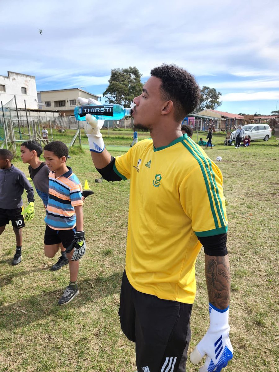 ronwen30's tweet photo. Thirsty? Rehydration with @ThirstiW would do 
A few 📸 from my soccer clinics.
#YouthDay #ultimatehydration https://t.co/36Y4W8Ang9