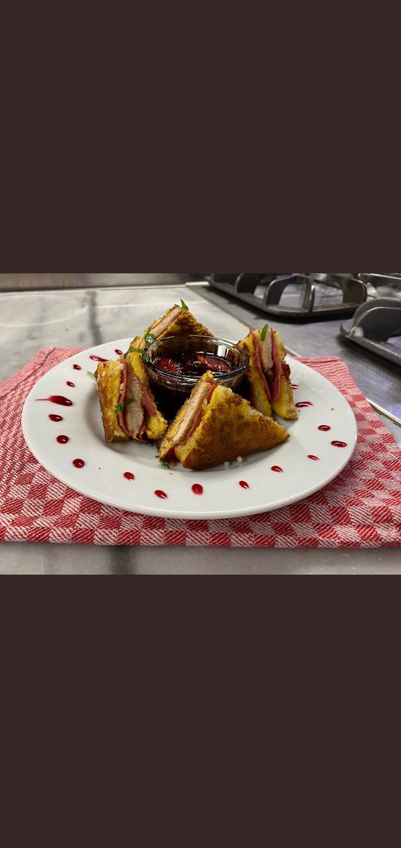 NomyaGastro's tweet photo. Monte Cristo Sandwich 🤪😊 https://t.co/3kXyRwQTbq