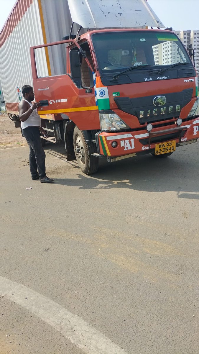 prasanthbattu's tweet photo. @DRSAgarwal they are behaving rude manner, my GC number 4658268. 
In the initial discussion based in my luggage they are promised to send one vehicle which carries entire luggage please see the picture. But they sent small Vehicle which not even carries 50%my luggage. Due to this https://t.co/uqC0ujbJkc