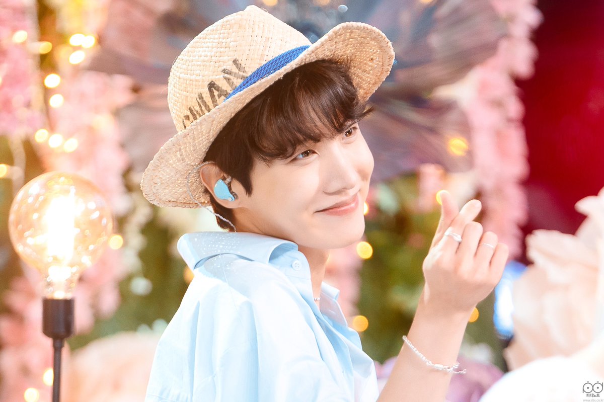 Sineeminds's tweet photo. ความหมายของคำว่า " สิ่งสดใสของโลกใบนี้ " น่ารักจังว่ะ ห่ยยยยย😳  #JHOPE https://t.co/HRBwokBV23
