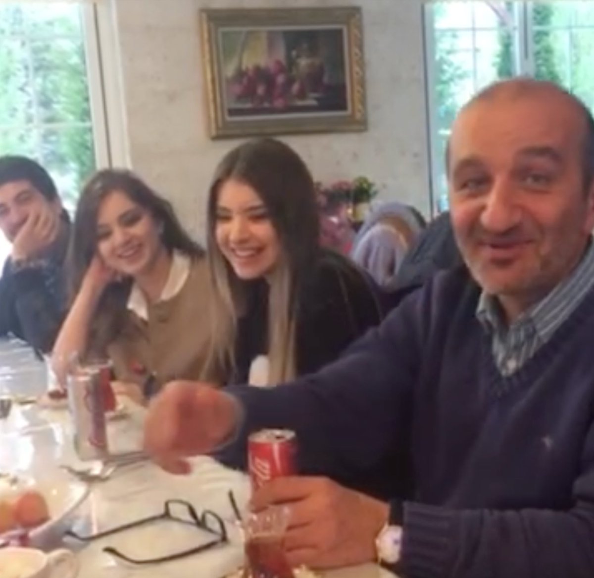 Alem adamdır Tekin... Gittiği her yerde hesaptan çok bahşiş dağıtır, evde bir araya gelindiğinde ise öyle bir sadaka ayırırdı ki, Parise gider gelirsin kahvaltıya.

Gerçi, o bahşiş dağıttığı garsonlardan biri de hırsızın önde gideni çıkmış. Onu da yazdık...

#BabalarGünü