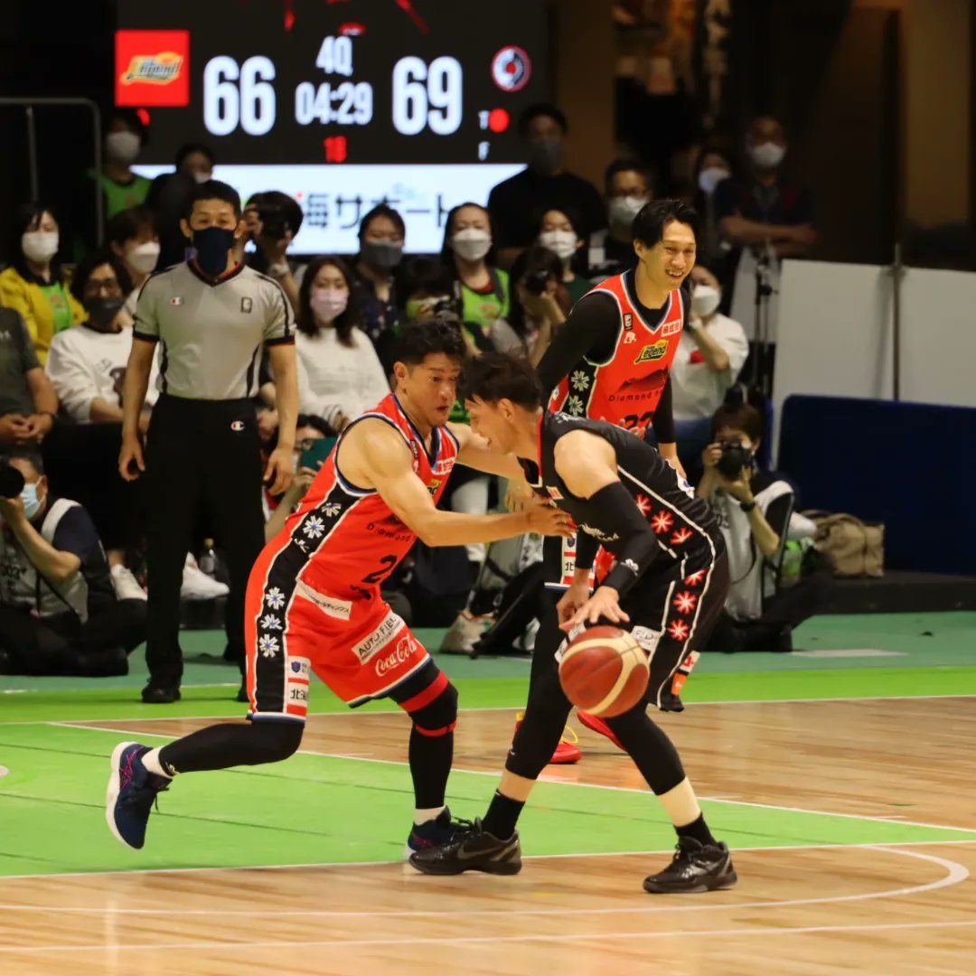 sakunao_photo's tweet photo. 2022/6/18
折茂武彦引退試合 TAKEHIKO ORIMO FINAL GAME

@orimo9
@levangakousiki

折茂代表と佐古HCのマッチアップ
2人とも楽しそうだな😊

#レバンガ北海道 #レバンガ #折茂武彦 #折茂武彦引退試合 #le9end #佐古賢一 #bリーグ #bleague https://t.co/b7FcNDv1Vx