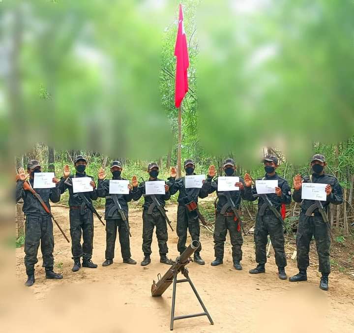 miN13700's tweet photo. The comrades of People's Power Coalition, PPC held a prayer for the 77th birthday of Daw Aung San Suu Kyi and a campaign for the release of all political prisoners on June 19.

#FreedomFromFear #RevolutionMustWin
#2022June19Coup
#WhatsHappeninglnMyanmar https://t.co/QwE9tbEGqT