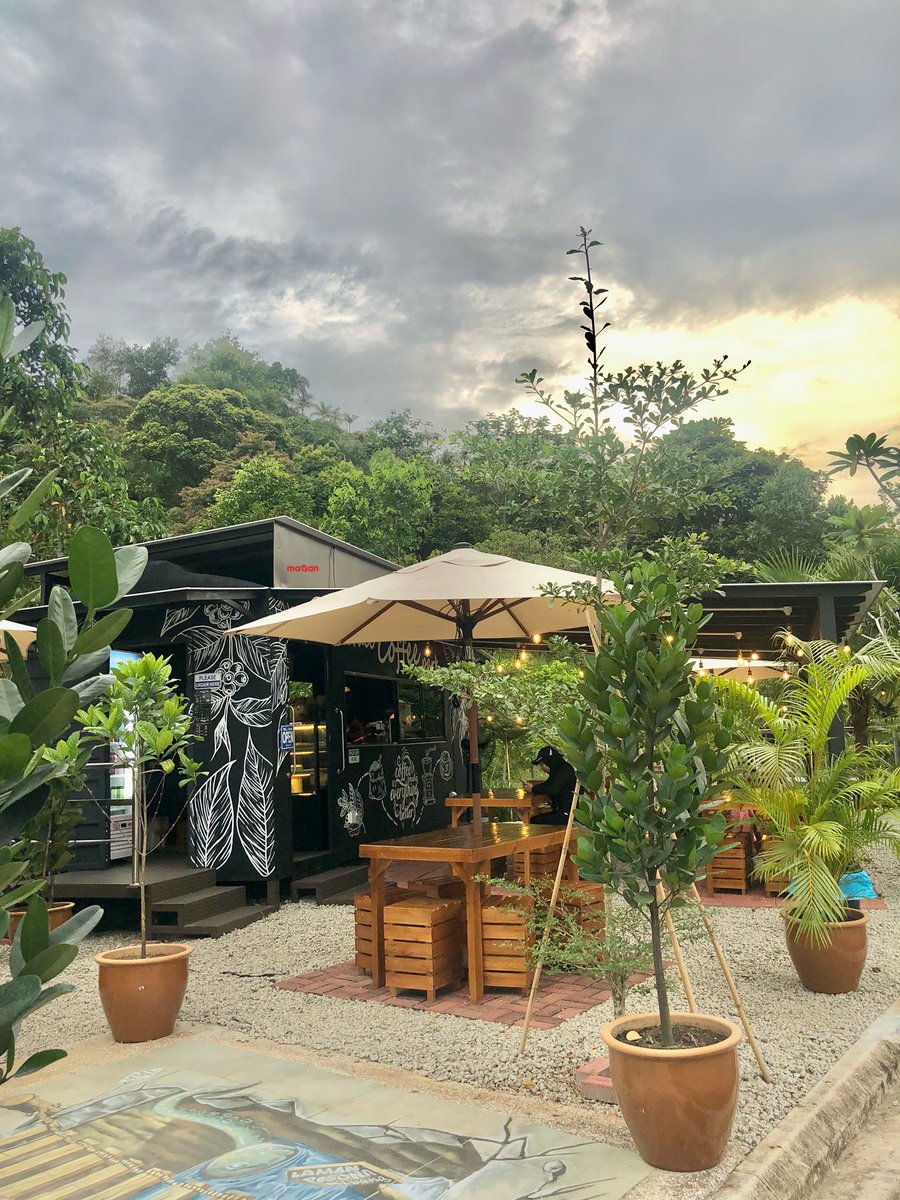 maqanmy's tweet photo. Saje lah semalam minmin hiking kat Sireh Park, eh tup-tup terjumpa pula port ngopi baru buka kat sini! Dalam kepenatan lepas beriadah petang tu, dapatlah recharge balik pekena secawan kopi Vanilla Latte! Sedappp 👍🏼
.
🍽Terrace Coffee Park https://t.co/nNivpeClMs