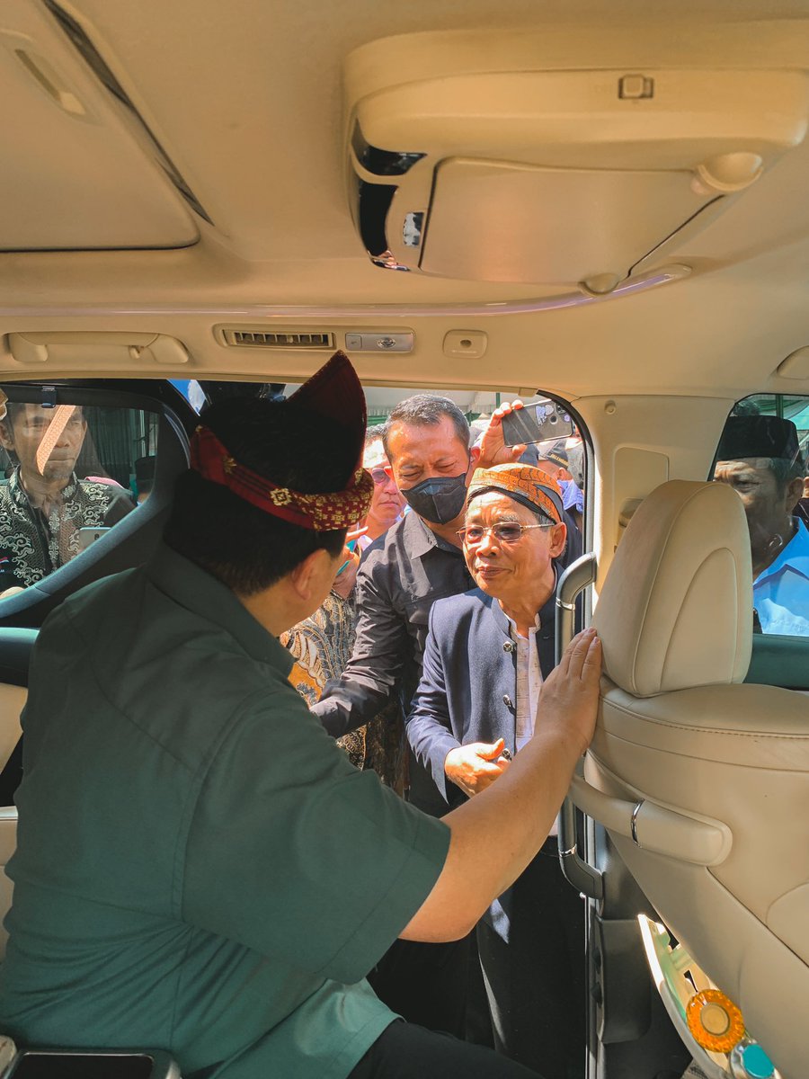 erickthohir's tweet photo. Hendak meninggalkan lokasi ketika salah satu budayawan bertanya “Pak, sudikah foto bersama kami?” 😊 Tidak berpikir dua kali untuk menyimpan memori dengan budayawan Indonesia. https://t.co/u1l1in4GeK