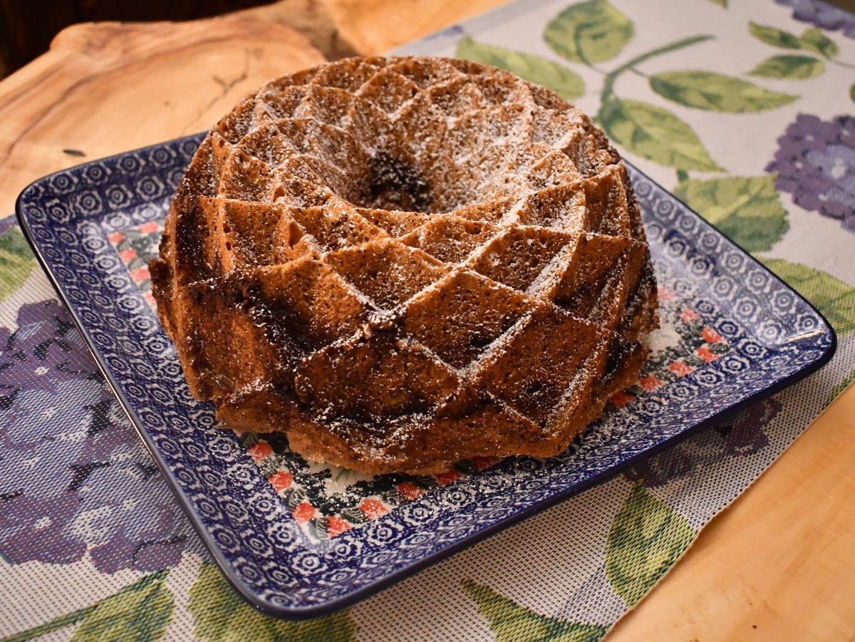 Sandy’s poppyseed coffee cake from <a href="/omgyummy/">Beth Lee</a>’s The Essential Jewish Baking Cookbook:

A deliciously moist buttermilk poppyseed batter hides a double layer of a chocolate cinnamon walnut swirl.

Baked in the @NordicWare Platinum Jubilee #Bundt