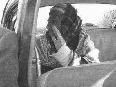 1.Üstadımız namazı vaktinde kılardı.  Hele bir gün kış günü ikindi ezanı okunduğunda arabayı durdurdu. Seccadesini karlar üzerine serdi. Dershaneye az bir mesafe kalmıştı. Biz Üstada bir şey söyleyemezdik.