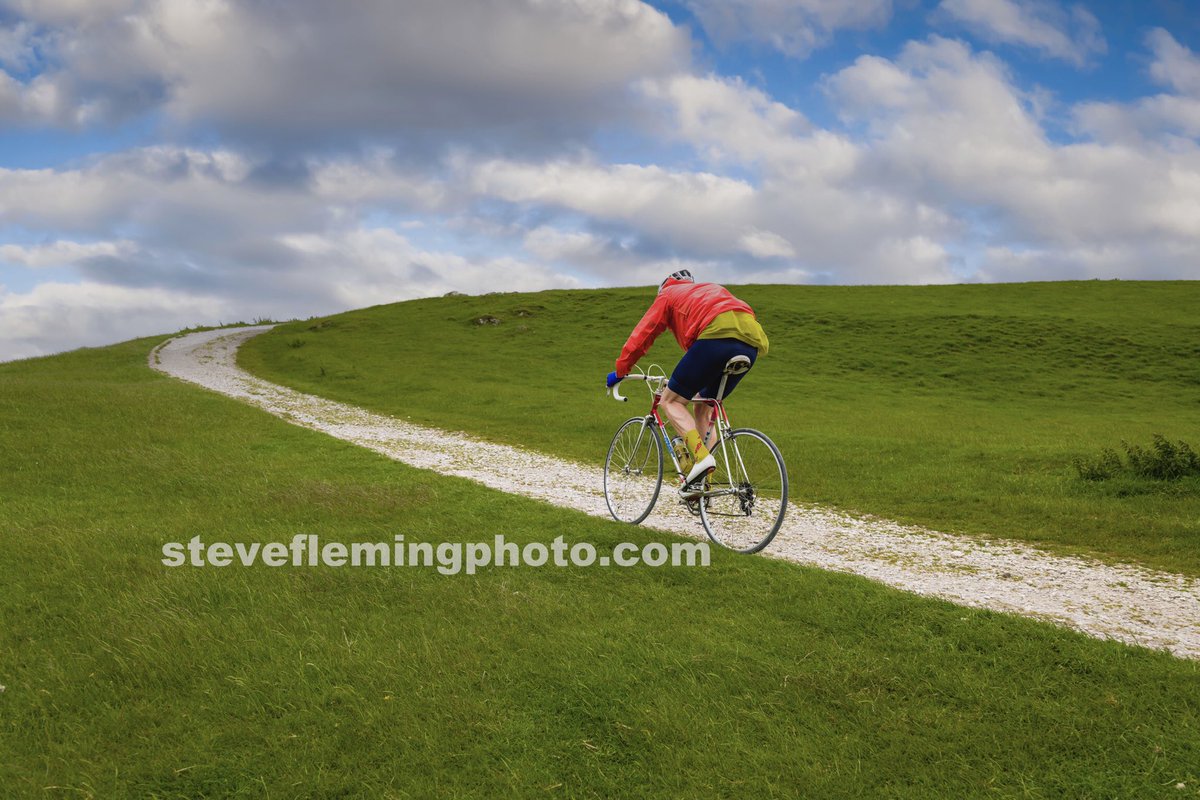 SteveFlemingM9's tweet photo. Gravel climb to the Hoad monument, @SportiveLakes Veloretro event at Ulverston.
📸 Marian Fleming #vintagecycling #retrocycling #eroica #veloretro #gravelcycling #hoadmonument https://t.co/05lvWNlber