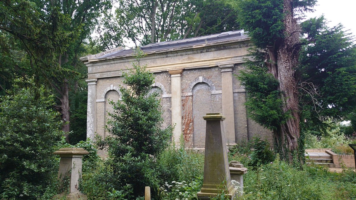 PaulMagan2's tweet photo. Wisbech General Cemetery’s chapel of rest, erected in 1848, after a loan of £500 had been raised for its construction. Built in the neoclassical Doric style and the location of last nights @FascinatingFens book launch #CelebrateTheFens @WisbechSociety @WisGenCem @FenlandFlag https://t.co/LENzNVkDQd